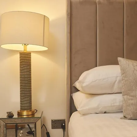 Deluxe Modern Apt&free Parking No Balcony Leeds (West Yorkshire)