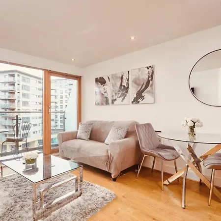 Apartment Deluxe Modern Apt&free Parking No Balcony