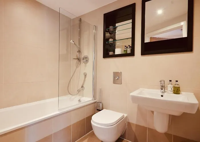 Deluxe Modern Apt&free Parking No Balcony לידס